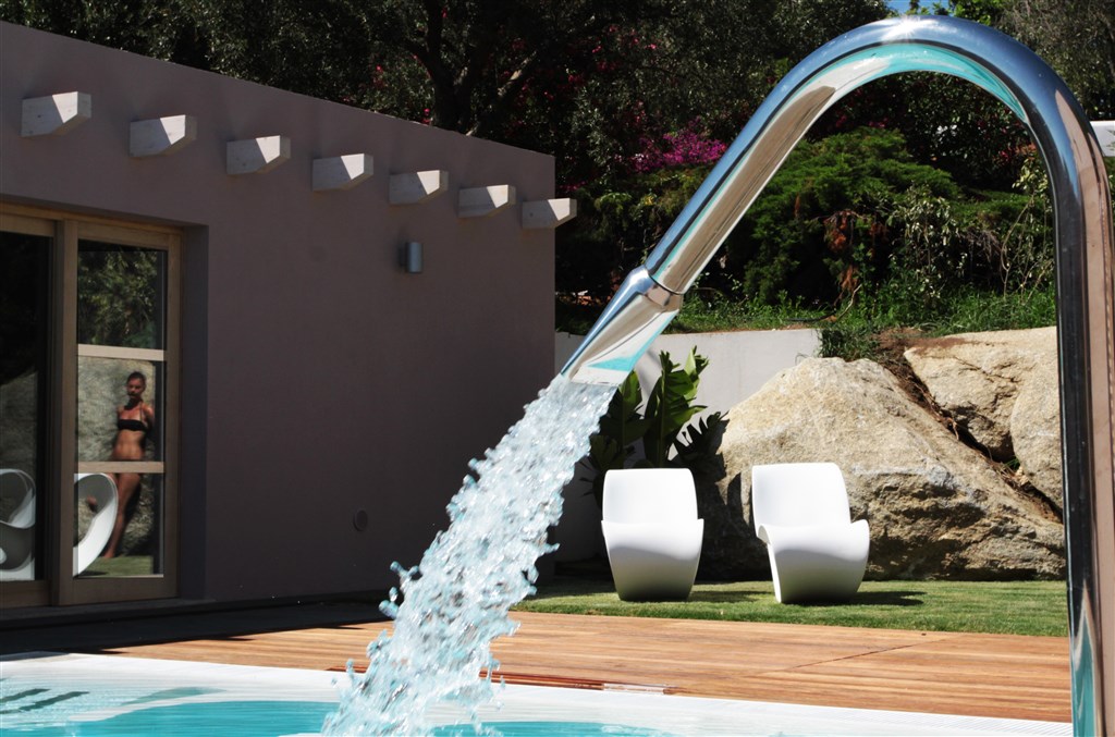 Bazén wellness centra s hydromasáží, Costa Rei, Sardinie, Itálie