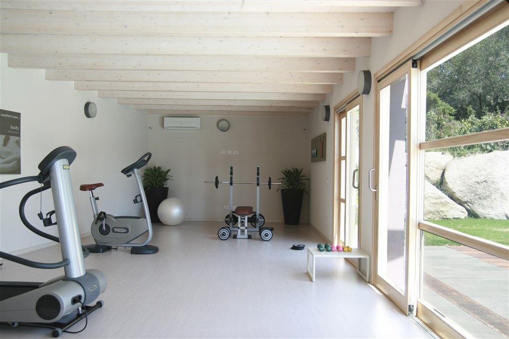 Posilovna ve wellness centru, Costa Rei, Sardinie, Itálie