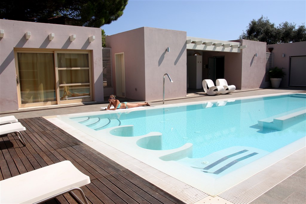 Venkovní bazén wellness centra, Costa Rei, Sardinie, Itálie