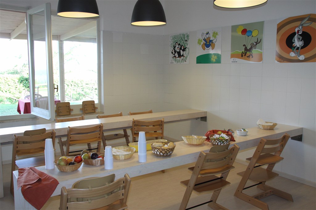 Biberonerie - místnost pro přípravu stravy pro miminka, Costa Rei, Sardinie, Itálie