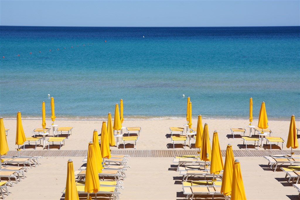 Relaxace u moře, Costa Rei, Sardinie, Itálie