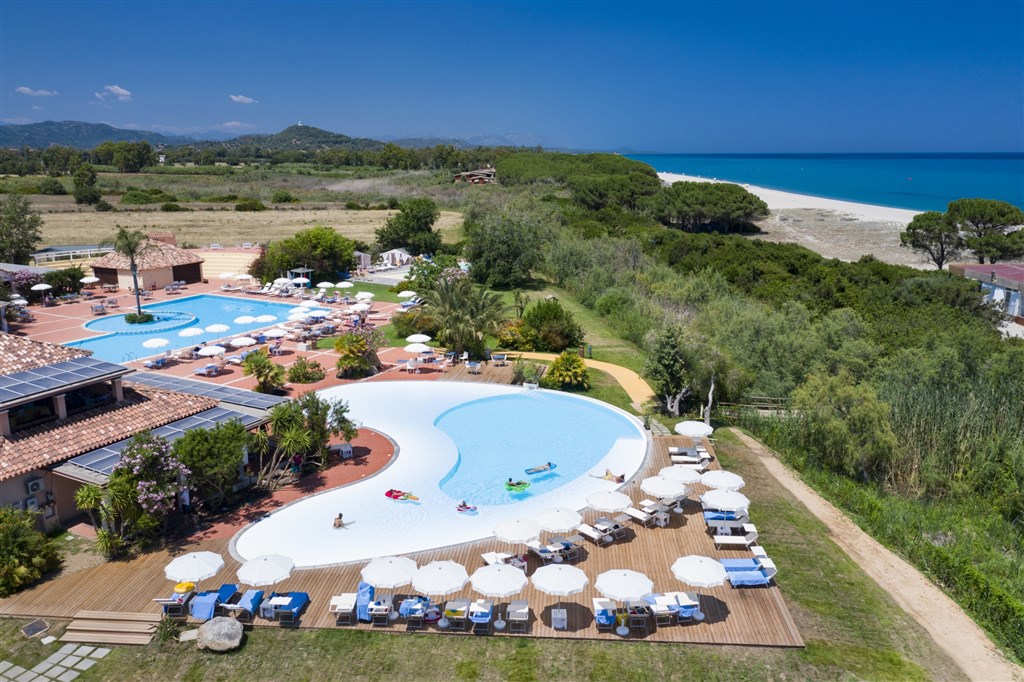 Letecký pohled na bazény u moře, Marina di Cardedu, Sardinie