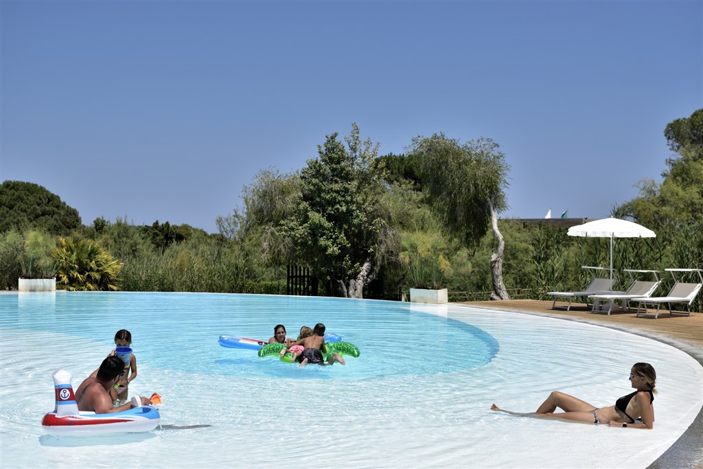 Bazén pro dospělé s dětmi, Marina di Cardedu, Sardinie