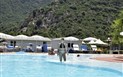Perdepera Resort - Bazén s terasou s lehátky, Marina di Cardedu, Sardinie
