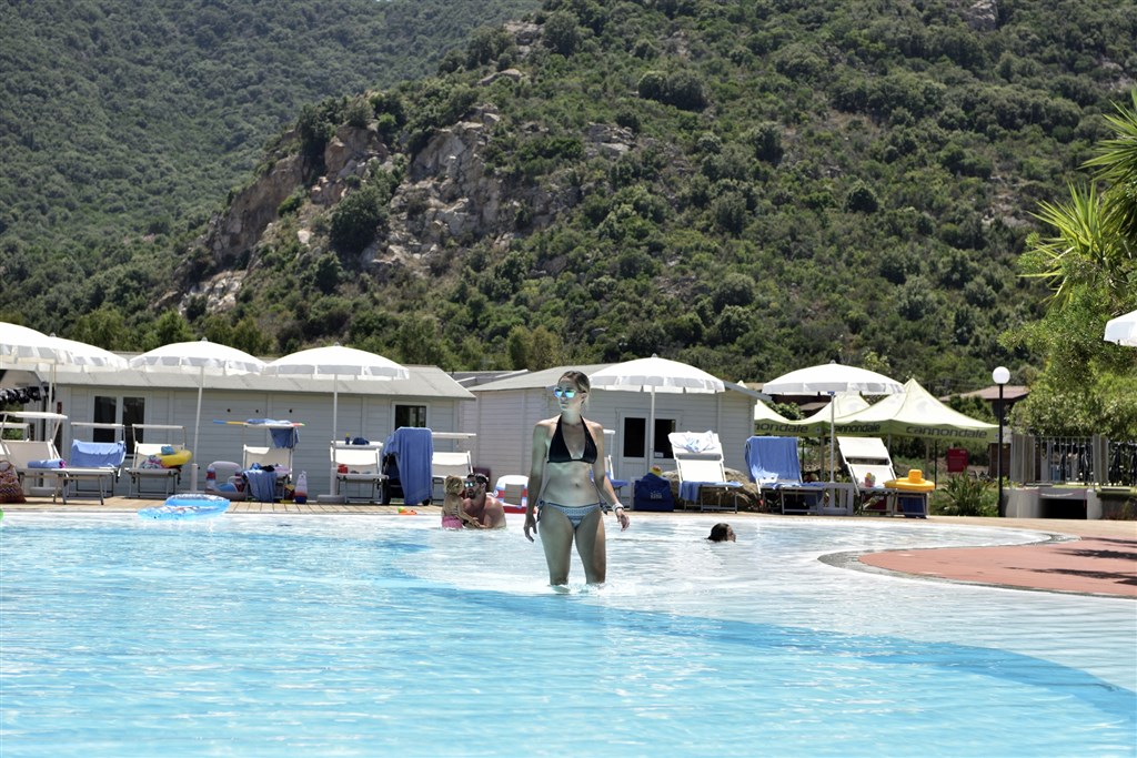 Bazén s terasou s lehátky, Marina di Cardedu, Sardinie