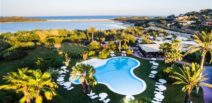 Hotel Aquadulci 65+ - Letecký pohled, Chia, Sardinie, Itálie