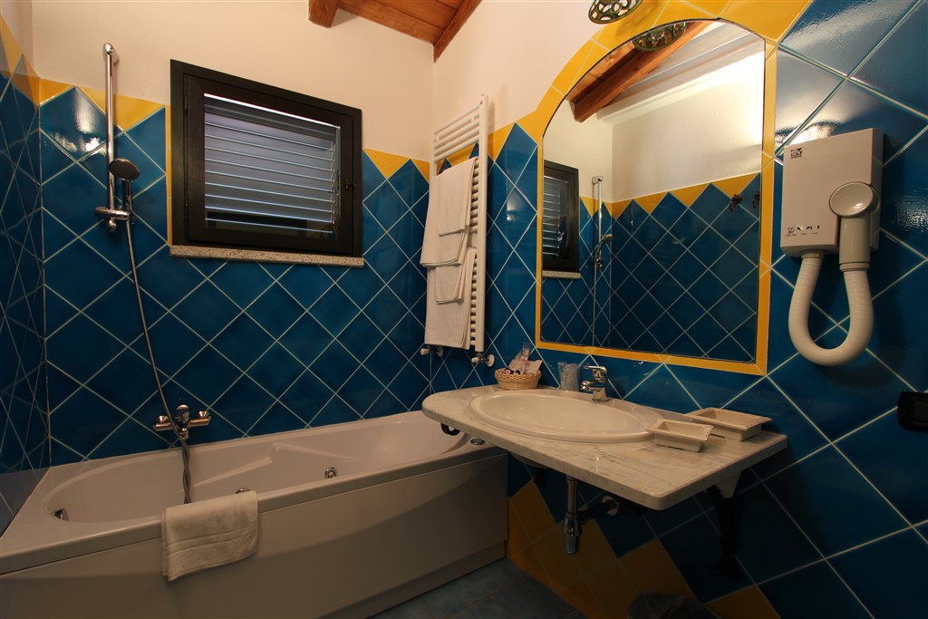 Ukázka možné varianty koupelny, Bitti, Sardinie, Itálie