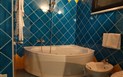 Hotel Su Lithu - Další varianta koupelny s hydromasážní vanou, Bitti, Sardinie, Itálie