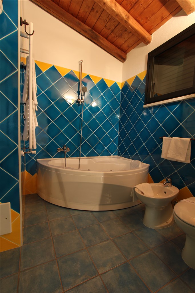 Další varianta koupelny s hydromasážní vanou, Bitti, Sardinie, Itálie