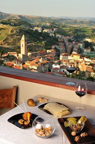 Bufet na panoramatické terase s ochutnávkou sýrů, Bitti, Sardinie, Itálie