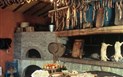 Hotel Su Lithu - Kuchyně s nabídkou místní produkce salámů a uzenin, Bitti, Sardinie, Itálie