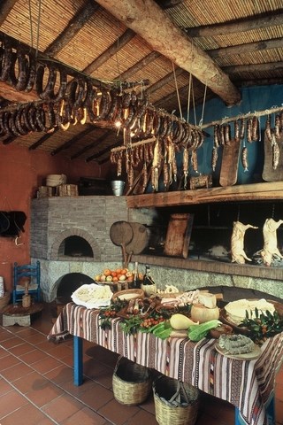 Kuchyně s nabídkou místní produkce salámů a uzenin, Bitti, Sardinie, Itálie