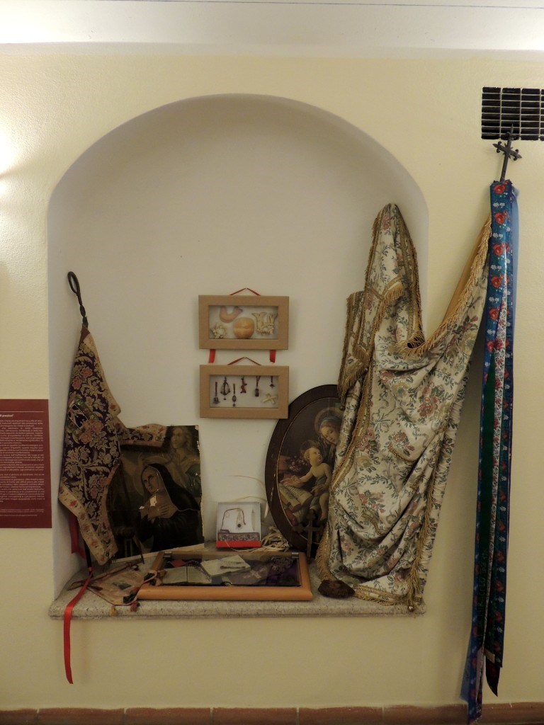 Folklórní prvky v interiéru, Bitti, Sardinie, Itálie