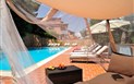 Hotel Su Lithu - Pohled na hotel od bazénu, Bitti, Sardinie, Itálie