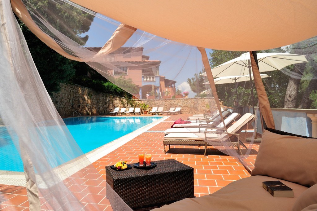 Pohled na hotel od bazénu, Bitti, Sardinie, Itálie