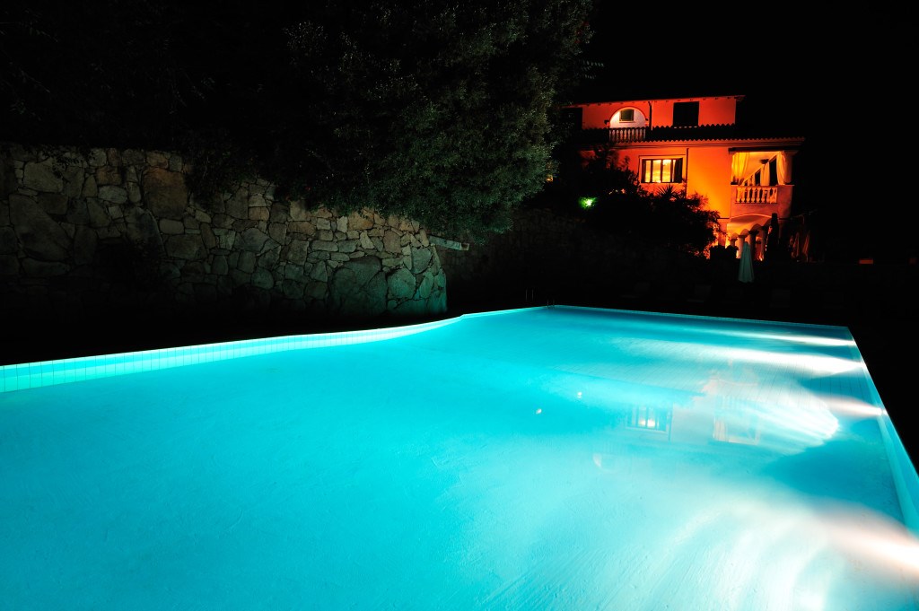 Večerní atmosféra u bazénu, Bitti, Sardinie, Itálie