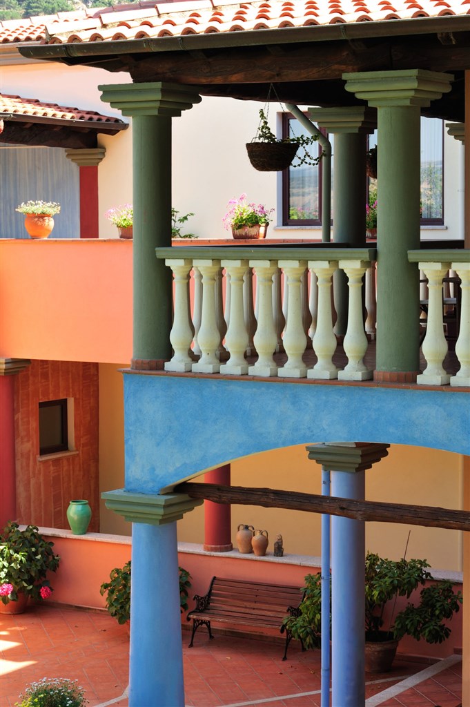 Detail barevných sloupů hotelové budovy, Bitti, Sardinie, Itálie