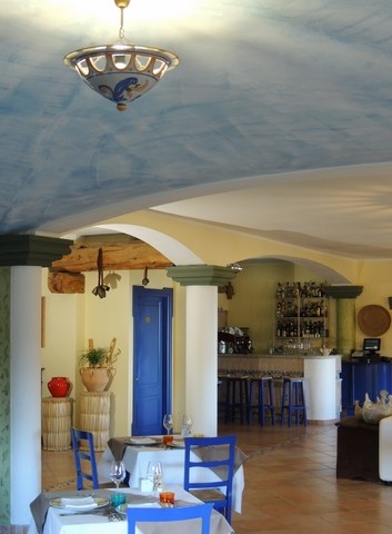 Interiér hotelové restaurace, Bitti, Sardinie, Itálie