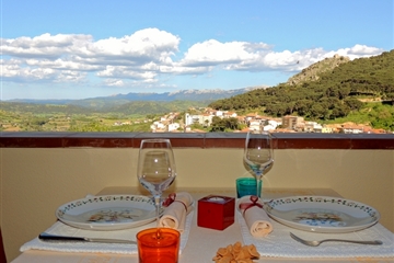 Výhled na městečko, Bitti, Sardinie, Itálie