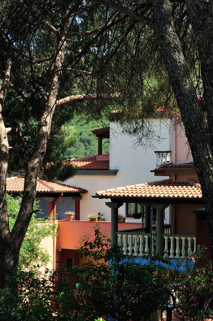 Pohled na hotel ze zahrady, Bitti, Sardinie, Itálie