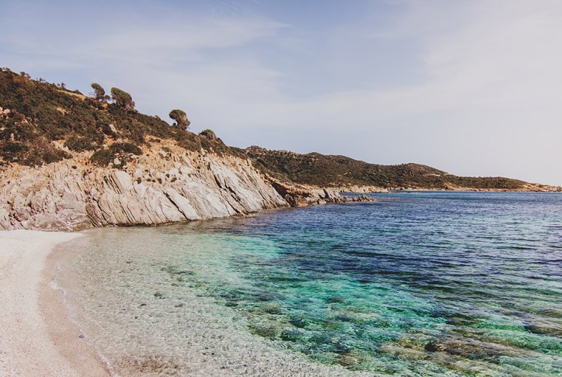 Moře s nádhernými barevnými odlesky, Chia, Sardinie, Itálie