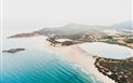 Hotel Aquadulci 65+ - Letecký pohled na pláž a hotel,  Chia, Sardinie, Itálie