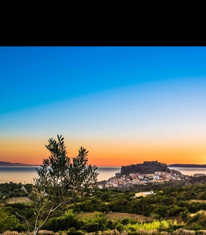 Pohled na město Castelsardo, Castelsardo, Sardinie