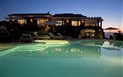 Bajaloglia Resort - Pohled od bazénu, Castelsardo, Sardinie