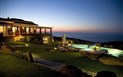 Bajaloglia Resort - Noční pohled, Castelsardo, Sardinie