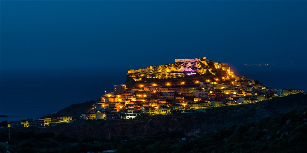 Pohled na večerní Castelsardo, Castelsardo, Sardinie