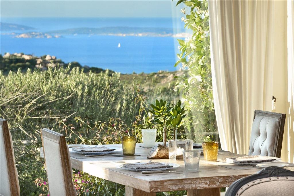 Výhled z restaurace OSTERIA GOURMET, Cannigione, Sardinie