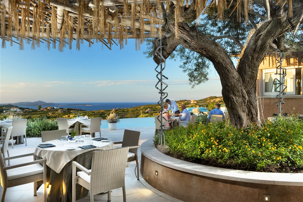 Terasa restaurace, Cannigione, Sardinie