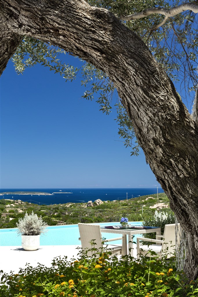 Výhled z terasy, Cannigione, Sardinie