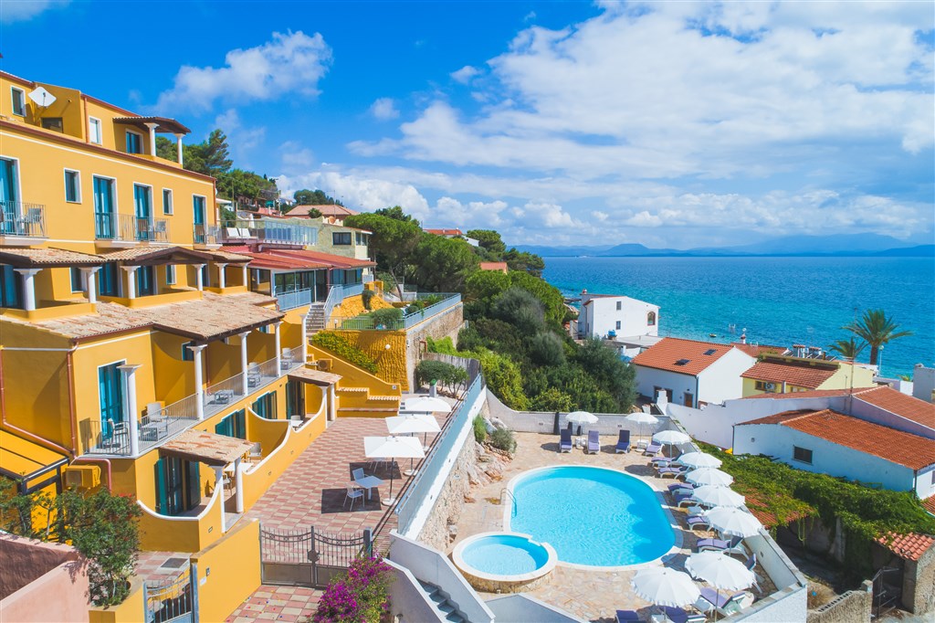 Panoramatický pohled na bazén, Maladroxia, Sardinie