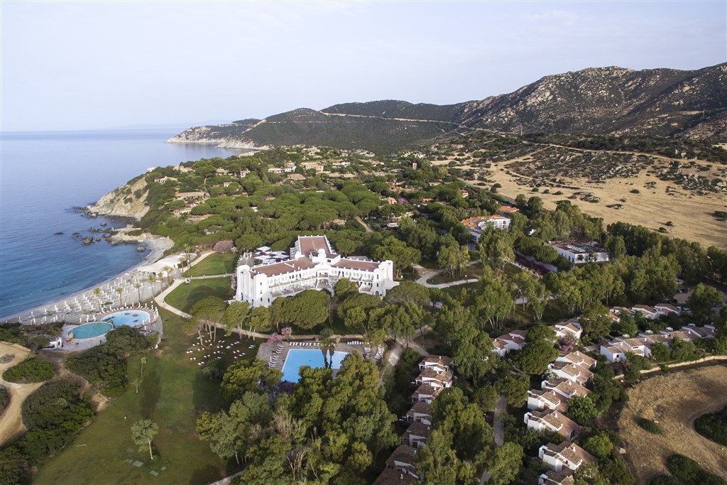 Pohled na hotel s pláží a okolí, Villasimius, Sardinie
