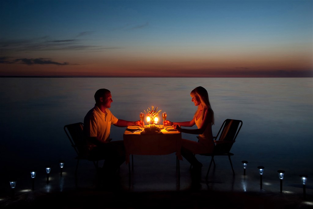 Romantická večeře ve dvou na pláži, Santa Margherita di Pula, Sardinie