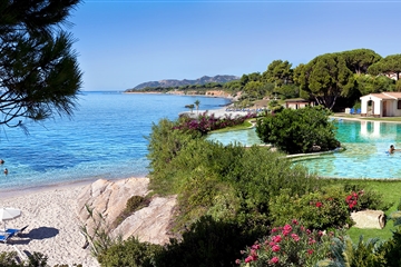 Bazén u pláže, Santa Margherita di Pula, Sardinie