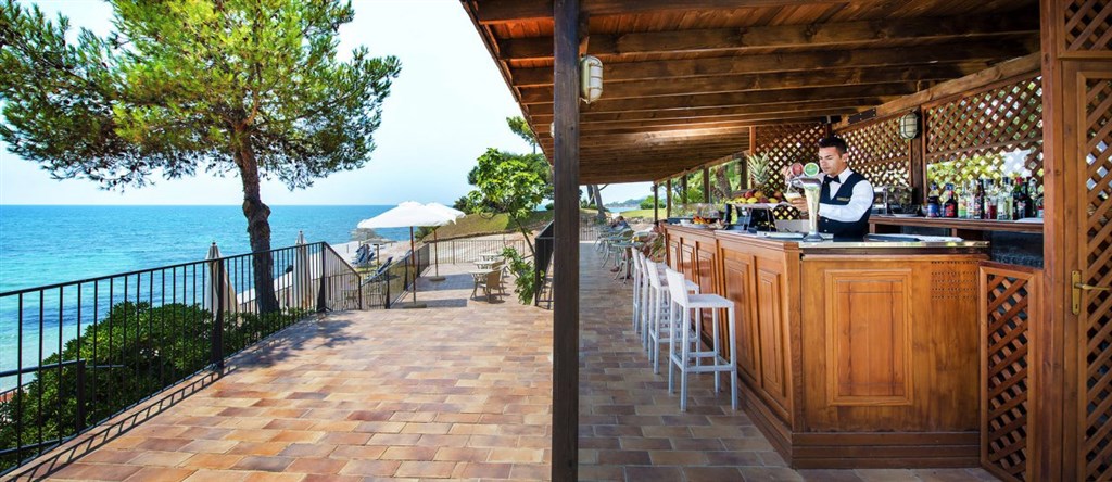 Bar na pláži, Santa Margherita di Pula, Sardinie