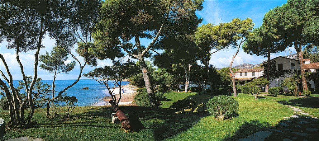 Pohled na pláž, Santa Margherita di Pula, Sardinie