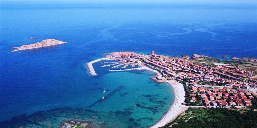 Pohled na město Isola Rossa (fonte: prima immobiliare)