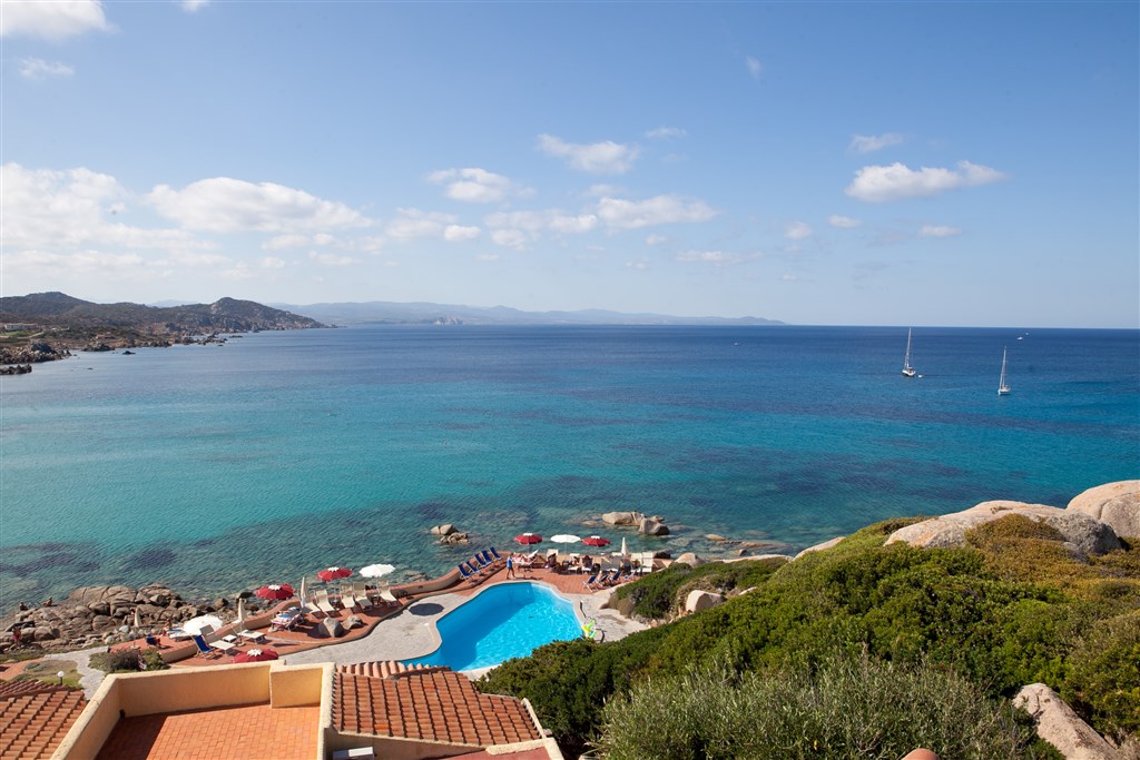 Výhled z terasy na moře, Santa Teresa di Gallura, Sardinie