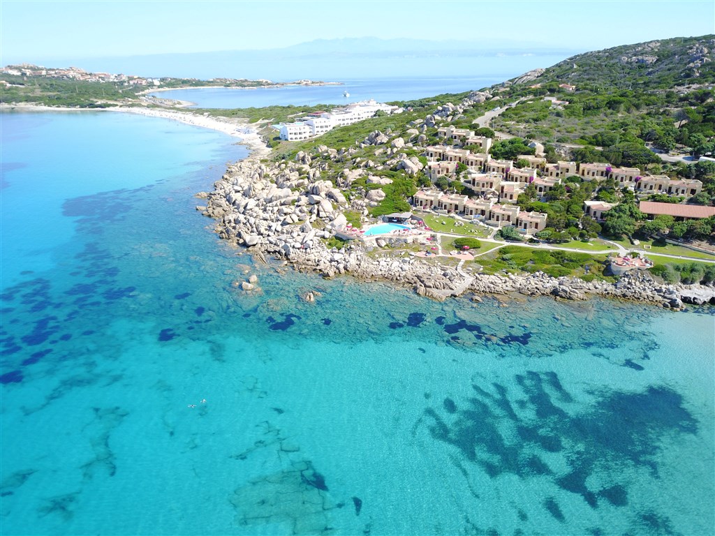 Pohled na hotel, Santa Teresa di Gallura, Sardinie