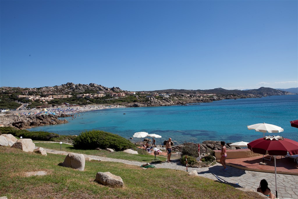 Pohled na pláž, Santa Teresa di Gallura, Sardinie