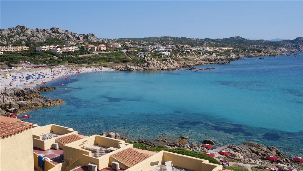 Pohled na terasy pokojů, Santa Teresa di Gallura, Sardinie