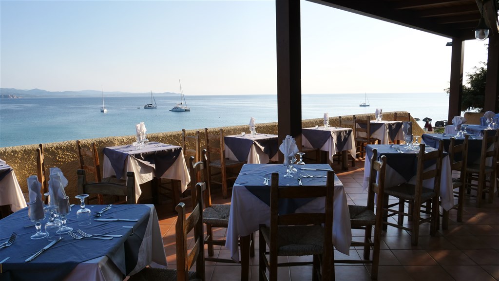 Terasa hotelové restaurace, Santa Teresa di Gallura, Sardinie