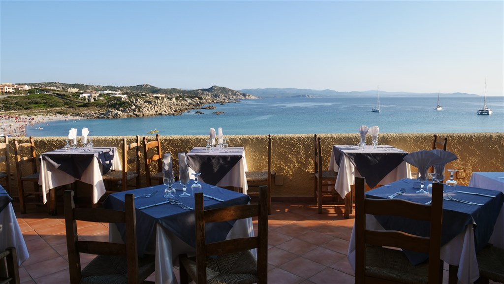 Terasa hotelové restaurace, Santa Teresa di Gallura, Sardinie