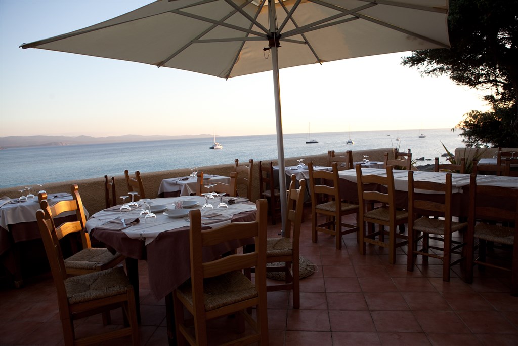 Terasa hotelové restaurace, Santa Teresa di Gallura, Sardinie