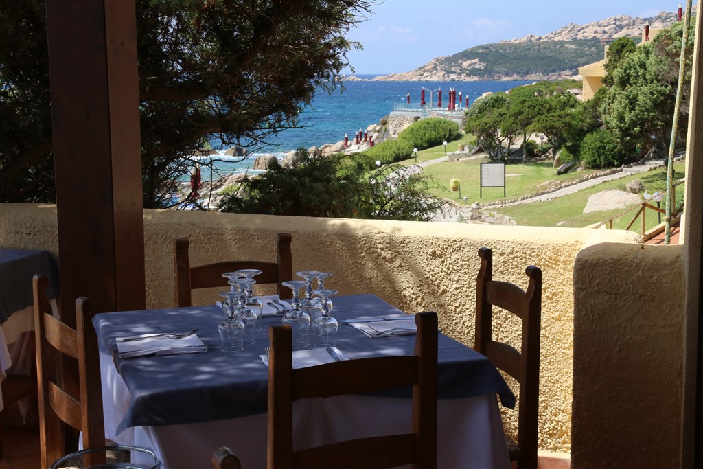 Terasa hotelové restaurace, Santa Teresa di Gallura, Sardinie