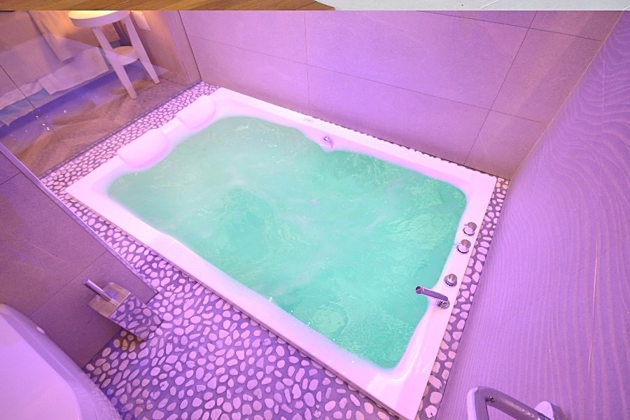 Eliantos Boutique Hotel & Spa - Hydromasážní vana v pokoji SUITE EXECUTIVE, Santa Margherita di Pula, Sardinie