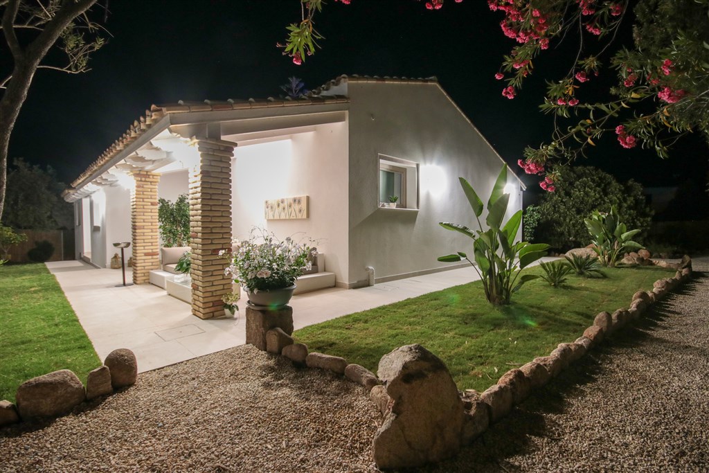 Eliantos Boutique Hotel & Spa - Pokoj SUITE EXECUTIVE - večerní atmosféra, Santa Margherita di Pula, Sardinie